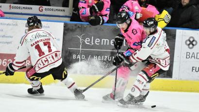 Bild: Hubert Ziegler
Lukas Krieger (2.v.r.) vom ERSC Amberg muss sich hier zwei Buchloer durchsetzen. Die Amberger mussten am Freitagabend eine 4:5-Heimniederlage einstecken.