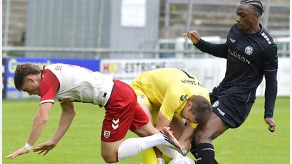 Archivbild: Hubert Ziegler
Jeanpaul Ajala-Alexis (rechts, Szene aus einem früheren Spiel) und die DJK Gebenbach konnten am Freitagabend einen Punkt beim torlosen Unentschieden gegen den Regionalliga-Absteiger aus Aschaffenburg holen. Zum großen Befreiungsschlag reicht das allerdings noch nicht.