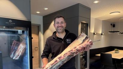 Bild: Gabi Schönberger
Wenn Christian Witt einen Ochsenrücken aus dem Reifeschrank in der modern eingerichteten Kochschule holt, ist er Dry Aged. Vor 100 Jahren verkaufte sein Urgroßvater das Fleisch an gleicher Stelle als gut abgehangen.