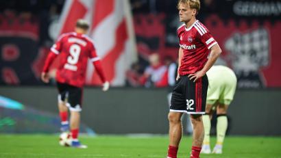 Bild: Daniel Karmann/dpa
Nach dem Abpfiff war die Enttäuschung groß bei Nürnbergs Tim Janisch.