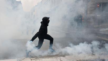 Bild: Jeremias Gonzalez/AP/dpa
Ein Demonstrant wirft in Rennes eine Tränengasgranate in Richtung der Polizei.