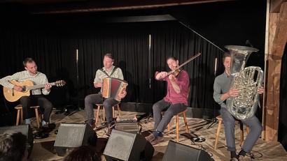 Bild: Hans Prem
Die Münchener Band "Maxjoseph" mit Georg Unterholzner, Andreas Winkler, Nathanael Turban und Florian Mayrhofer (von links) begeisterte das Schafferhof-Publikum mit einem außergewöhnlichen Konzert.