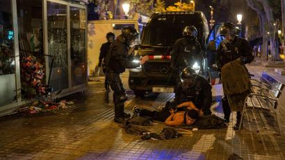Bild: Lorena Sopêna/EUROPA PRESS/dpa
Bei den Protesten in Barcelona gab es etliche Festnahmen.