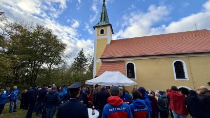 Bild: gri
Bei der Johannisbergkirche versammelten sich die Einsatzkräfte, die beim Waldbrand im Juli/August 2026 im Einsatz waren, zu einem Dankgottesdienst.