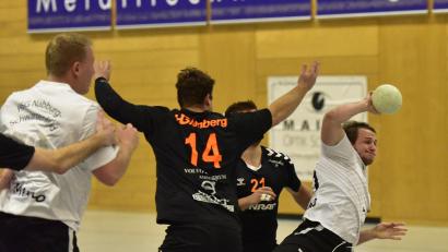 Bild: Hans Mark
Die Handballer der HSG Nabburg/Schwarzenfeld (weiße Trikots) besiegten die HG Amberg mit 34:31.