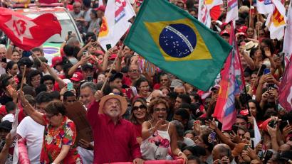 Bild: Silvia Izquierdo/AP/dpa
Lula mobilisiert seine Anhänger. (Archivbild)