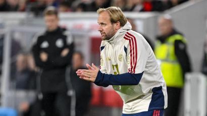 Bild: Harry Langer/dpa
Bekam nach dem 3:1 in Freiburg eine Nachricht von seinem Chef Vincent Kompany: Bayerns Co-Trainer Aaron Danks.