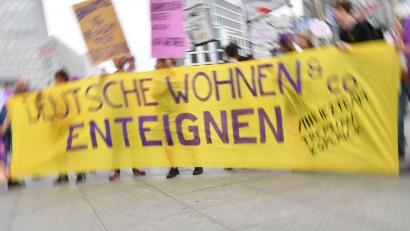 Bild: Paul Zinken/dpa
In einem Volksentscheid sprachen sich die Berliner für eine Vergesellschaftung aus. (Archivbild)