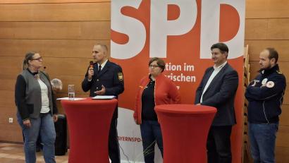 Bild: Hans Prem
Den Fragen der anwesenden Einsatzkräfte stellten sich von links MdL Christiane Feichtmeier, POR Andreas Schieder, Andrea Glaubitz (DLRG), Sandro Gallitzdörfer und Sebastian Seibert (beide BRK-Kreisverband Weiden und Neustadt/WN).
