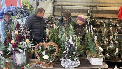Bild: Bernhard Dobmayer
Allerheiligen kann kommen. Am Kirchweihsonntag wird, auch dem Regen zum Trotz, traditionell für das bevorstehende Fest eingekauft, um die Gräber der Angehörigen zu schmücken.