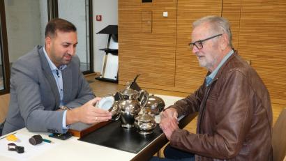 Bild: Rudolf Hirsch
Herbert Graßl (rechts) ließ sein Kaffeeservice schätzen. Er bedankte sich bei Joshua Bamberger (links) für die kostenlose Expertise und packte das Silbergeschirr wieder ein.