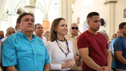 Bild: Uncredited/Vente Venezuela Press Office/AP/dpa
Machado betet bei ihrer Rückkehr.