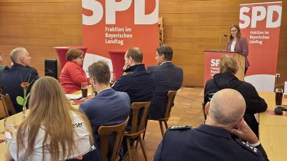 Bild: Hans Prem
MdL Nicole Bäumler konnte als Gastgeberin beim Blaulichtempfang der SPD-Landtagsfraktion zahlreiche haupt- und ehrenamtliche Einsatzkräfte der unterschiedlichsten Organisationen im ASV-Sportheim in Neustadt begrüßen.