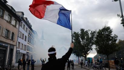 Bild: Jean-Francois Badias/AP/dpa
Seit Wochen gehen die Menschen in Frankreich für bessere Bildung und gegen die hohen Lebenshaltungskosten auf die Straße.
