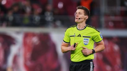 Bild: Jan Woitas/dpa
Daniel Siebert musste die Spielleitung in Hoffenheim verletzt abbrechen. (Archivbild)