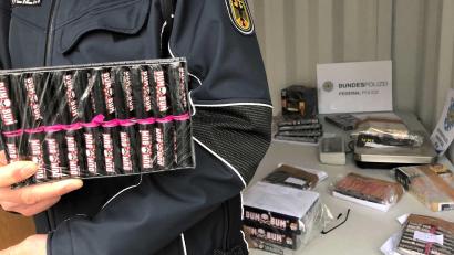 Symbolbild: Gregor Bauernfeind/dpa
Grenzpolizisten haben bei Kontrollen im Raum Waldsassen 564 Feuerwerkskörper und drei verbotene Waffen sichergestellt.