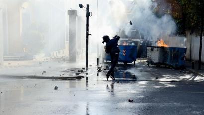 Bild: Hameraldi Agolli/AP/dpa
Bei den Protesten in Tirana gab es chaotische Szenen.