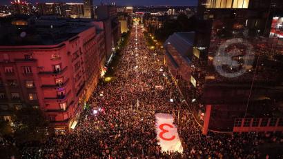 Bild: Armin Durgut/AP/dpa
Bei der Parlamentswahl in Serbien fordert die populäre Studentenliste die Macht des Langzeitherrschers Alekandar Vucic heraus.