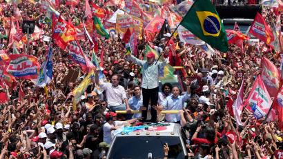 Bild: Silvia Izquierdo/AP/dpa
Lula mobilisiert zum letzten Mal vor der Stichwahl die Massen.