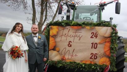Bild: Konrad Rosner
Stolz präsentieren sich Felicitas und Niko Schedl neben dem großen Fendt-Traktor, der als "Hochzeitsauto" dient.
