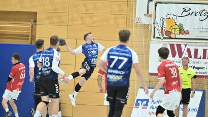 Bild: Hubert Ziegler
Die SG Auerbach/Pegnitz (blaue Trikots) besiegte den HC Sulzbach am Samstagabend mit 42:30.