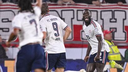 Bild: Harry Langer/dpa
Hat gut lachen: Bayern-Verteidiger Dayot Upamecano feiert sein Tor zum 1:0.