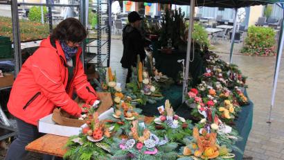Bild: Konrad Rosner
Grabgestecke und Grabschmuck waren die "Renner" beim Kirchweihmarkt in Tirschenreuth.