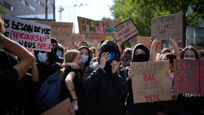 Bild: Laurent Cipriani/AP/dpa
Seit Wochen demonstrieren die Schülerinnen und Schüler (Archivbild).