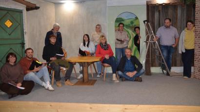 Bild: Arnold Koch
Die Proben der Kastler Laienspielgruppe für ihr neues Theaterstück "Schlag auf Schlag" laufen auf Hochtouren. Die Premiere ist am Samstag, 14. November, im Saal des Schützenhauses.
