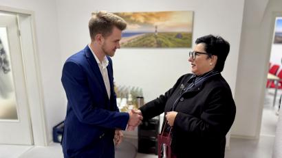 Bild: upl
David Mandrella beim Händeschütteln im neuen Wahlkreisbüro. Für die Stadt Amberg gratuliert Zweite Bürgermeisterin Birgit Fruth.