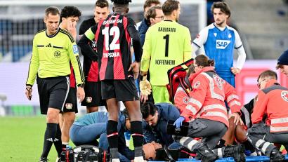 Bild: Uwe Anspach/dpa
Badé wurde verletzt vom Feld getragen.