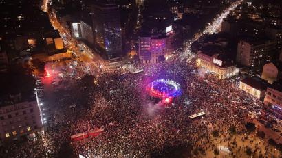 Bild: Armin Durgut/AP/dpa
Auf dem Belgrader Slavija-Platz feierten die Menschen Vucics Wahlniederlage.