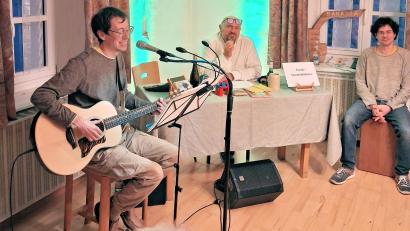 Bild: Johann Bauer
Eine Lesung mit Sebastian Thomann, musikalisch untermalt von den Brüdern Markus (links) und Tobias Raith rundete die Feierlichkeiten ab.