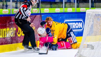 Bild: Tobias Neubert
Maximilian Brunner (pinkes Trikot) und die Blue Devils konnten den starken Freitagsauftritt in Kassel am Sonntag gegen die Lausitzer Füchse erneut nicht vergolden. Die Weidener sind weiter auf der Suche nach der eigenen Konstanz.