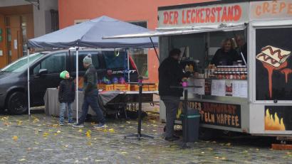 Bild: Elfriede Weiß
Bei Regen und kühlen Temperaturen machte es keinen Spaß am Sonntag über den Marktplatz zu bummeln, zumal auch nur ein wenig geboten war.