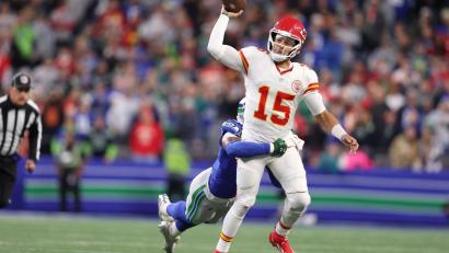 Bild: Kevin Ng/FR172278 AP/AP/dpa
Quarterback-Star Patrick Mahomes hatte gegen Seattle einen schweren Stand.