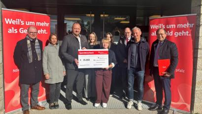 Bild: KZ-Gedenkstätte Flossenbürg
Übergabe des Spendenschecks in Flossenbürg mit Dr. Matthias Rittner, Jana Dütsch, Landrat Andreas Meier, Tatjana Varnhold, Helena Blickenberger, Raphaela Burkhart, Johann Zach, Jörg Skriebeleit, Hans-Jörg Schön (von links).