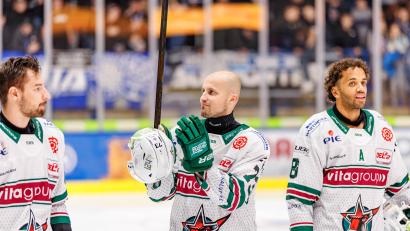 Bild: Werner Moller
Der Ex-Weidener Tomas Rubes (Mitte) bekommt bei den Starbulls Rosenheim einen neuen Trainer.