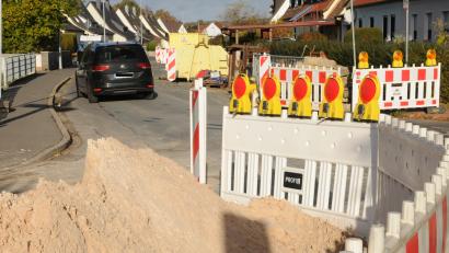 Bild: Joachim Gebhardt
Der Kanalbau in der Czeikestraße wirkt sich in der Hugo-Geiger-Straße aus: Hier ist die halbe Straße ein Baustofflager.