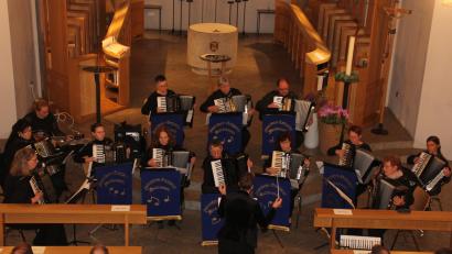Bild: Konrad Rosner
Das 1. Akkordeonorchester Waldsassen lud am Samstag zu seinem Herbstkonzert in die Klosterkirche ein.