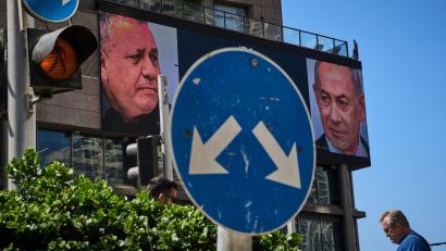 Bild: Oded Balilty/AP/dpa
Werbung in Israel, auf der der israelische Ministerpräsident Benjamin Netanjahu (r) und sein wichtigster Rivale bei der Parlamentswahl am 27. Oktober, Gadi Eisenkot, zu sehen ist. (Archivbild)