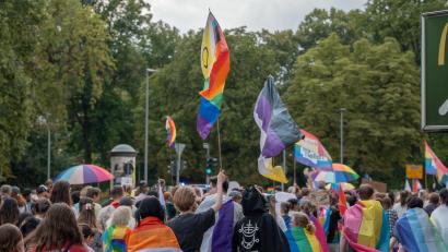 Archivbild: Marina Gube
Aus Sicherheitsgründen musste der Christopher Street Day in diesem Jahr in Amberg auf einer geänderten Route stattfinden. Die Menschen ließen sich nicht von Hass und Gewalt abhalten, ein Zeichen für Vielfalt zu setzen.
