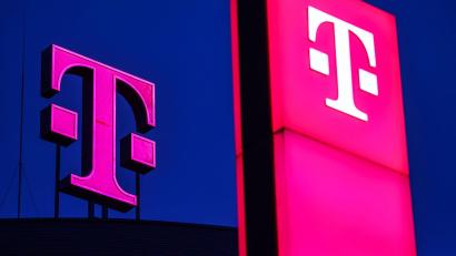 Bild: Oliver Berg/dpa
Die Telekom darf in ihrem Mobilfunknetz die Netzanzeige nicht durch einen Werbeslogan ersetzen, hat das Landgericht Köln entschieden. (Symbolbild)
