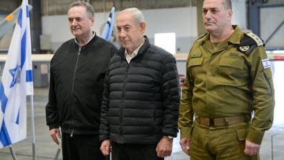 Bild: Maayan Toaf/Israel Gpo/ZUMA Press Wire/dpa
Der israelische Ministerpräsident Benjamin Netanjahu (M) besucht den Luftwaffenstützpunkt Palmachim in Begleitung des israelischen Verteidigungsministers Israel Katz (l) und des Generalstabschefs der IDF, Generalleutnant Ejal Zamir. (Archivbild)