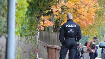 Bild: Felix Kirberg/dpa
Einsatzkräfte der Polizei stehen im Landkreis Dingolfing-Landau vor einem Wohngebäude auf der Straße. Ein 43 Jahre alter Mann ist nach Polizeiangaben beim Öffnen seiner Haustür von einem Unbekannten erschossen worden.