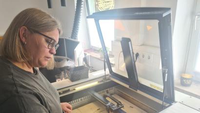 Bild: Jonas Storch
Alexandra Götz nimmt die letzten Einstellungen an "Seppl" vor – dem größten ihrer drei Laser.