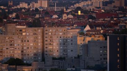 Bild: Sebastian Gollnow/dpa
In Berlin fehlen Wohnungen und nicht nur dort. Doch kann das Land Wohnungskonzerne zwingen, sie abzugeben? Und könnte der Bund das Land daran hindern? (Archivbild)