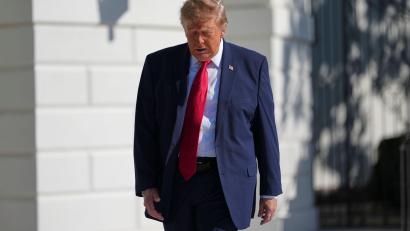 Bild: Julia Demaree Nikhinson/AP/dpa
Einige Demokraten fordern die Einsetzung eines unabhängigen Sonderermittlers, um Verbindungen von US-Präsident Donald Trump zum Sexualstraftäter Jeffrey Epstein unter die Lupe zu nehmen. (Archivbild)