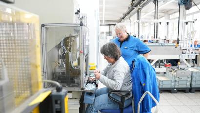 Bild: Zimmermann
Sieglinge Mutzbauer (Mitarbeiterin der Jura-Werkstätten, sitzend) nahm einen Tag lang den Platz von Siemens-Mitarbeiterin Ingrid Felser ein.