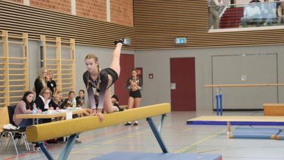Bild: Julia Ritter
Eine Turnerin des SVSW Kemnath am Schwebebalken.